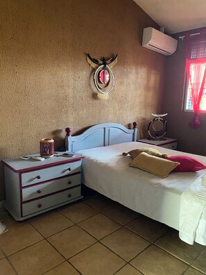 2 chambres, fer et planche à repasser, lit de bébé portatif