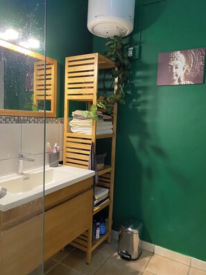 Dusche, Handtücher, Seife, Toilettenpapier