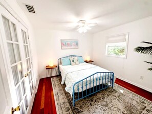 2 habitaciones, escritorio, tabla de planchar con plancha y wifi 