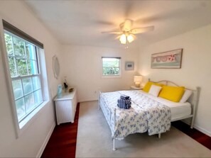 2 bedrooms, desk, iron/ironing board, travel crib - Cottage jewel -pet friendly (St. Augustine)