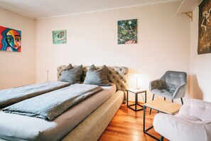 3 bedrooms, desk, WiFi, bed sheets