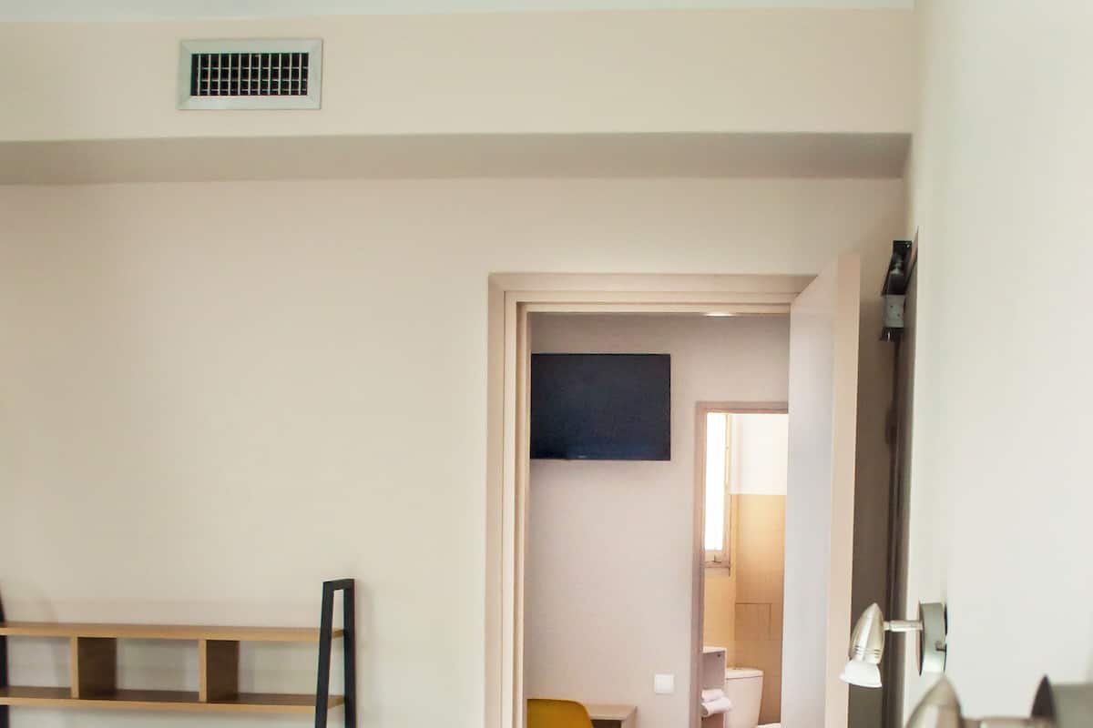 Triple Room, City View | Desk, laptop workspace, soundproofing, free WiFi