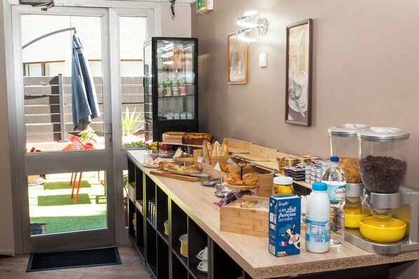 Petit déjeuner buffet (12.5 EUR par personne)