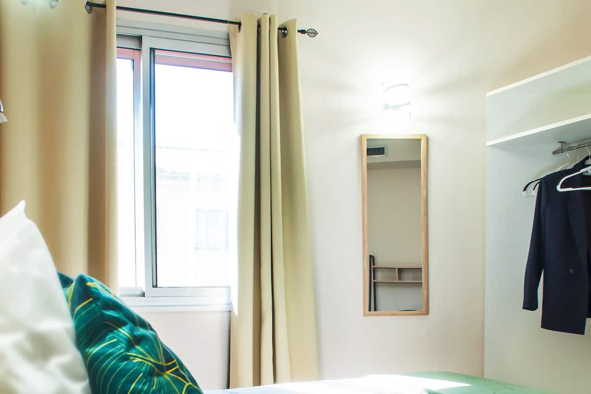 Desk, laptop workspace, soundproofing, free WiFi