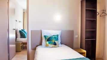 Desk, laptop workspace, soundproofing, free WiFi