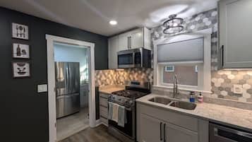 Bungalow de lujo, 3 habitaciones, cocina | Cocina privada | Refrigerador con congelador, microondas, horno y parrilla de estufa