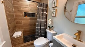 Luxury Bungalow, 3 Bedrooms, Kitchen | Bathroom | Towels, soap, shampoo, toilet paper - Malone Home (Rome)