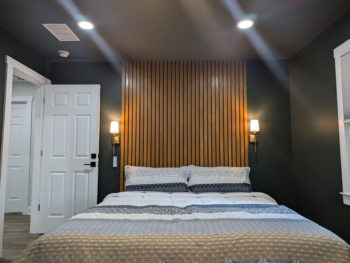 3 bedrooms, desk, laptop workspace, iron/ironing board