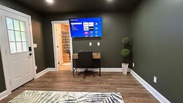 3 habitaciones, escritorio y espacio para trabajar con laptop