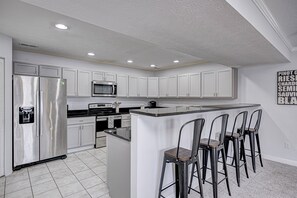 Een koelkast, een microgolfoven, een oven, een kookplaat