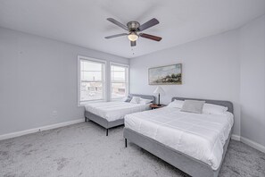 3 slaapkamers, een strijkplank/strijkijzer, reisbedje, wifi