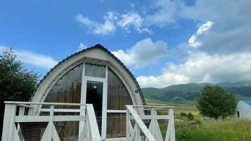 Schreibtisch, laptopgeeigneter Arbeitsplatz, schallisolierte Zimmer