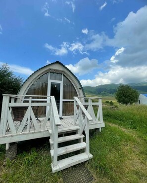 Työpöytä, kannettavalle tietokoneelle sopiva työtila, äänieristys