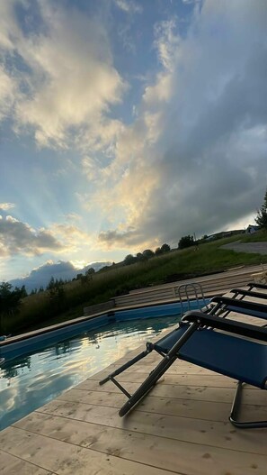 Una piscina al aire libre de temporada