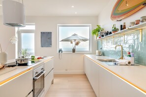 Fridge, oven, dishwasher, cookware/dishes/utensils