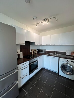 Geladeira, micro-ondas, fogão, cooktop