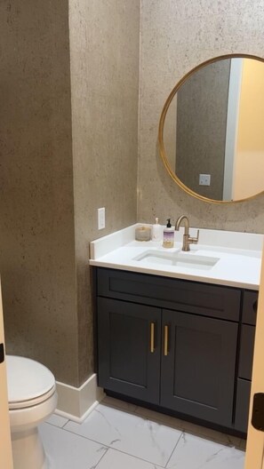 Regadera, secadora de cabello, toallas