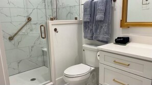 Douche, séchoir à cheveux, serviettes fournies