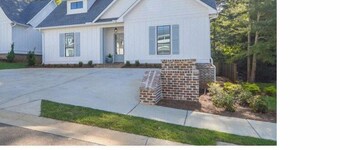 Charming 2-bedroom house in peaceful Starkville with AC, WiFi