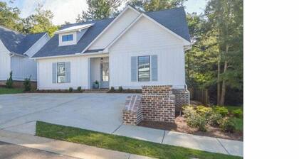 Charming 2-bedroom house in peaceful Starkville with AC, WiFi