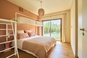 4 bedrooms, desk, iron/ironing board, travel crib