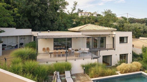 A modern house with a pool, outdoor seating, and a balcony overlooking the pool. - Villa l'Annexe between Avignon and Nîmes: outdoor swimming pool, gym,... (Rochefort-du-Gard)