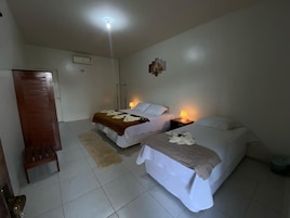 Habitación cuádruple Deluxe, balcón, vistas a la piscina | Wifi gratis