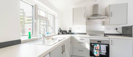 Kühlschrank, Mikrowelle, Ofen, Herdplatte