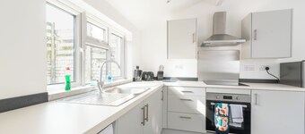 Vibrant 3-Bed Home With Netflix and Large Diner Near Retail and National Parks