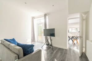 Smart TV - Vibrant 3-Bed Home With Netflix and Large Diner Near Retail and National Parks (Beddau)