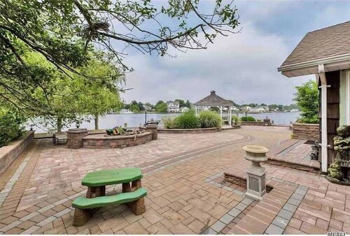 Adventurer’s Haven: Discover a Stunning Waterfront Escape in Amityville!