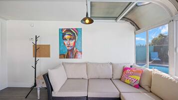Smart-TV, Kamin, Tischfußball, Bücher