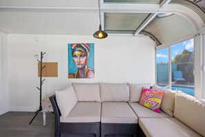 Smart-tv, eldstad, bordsfotboll och böcker