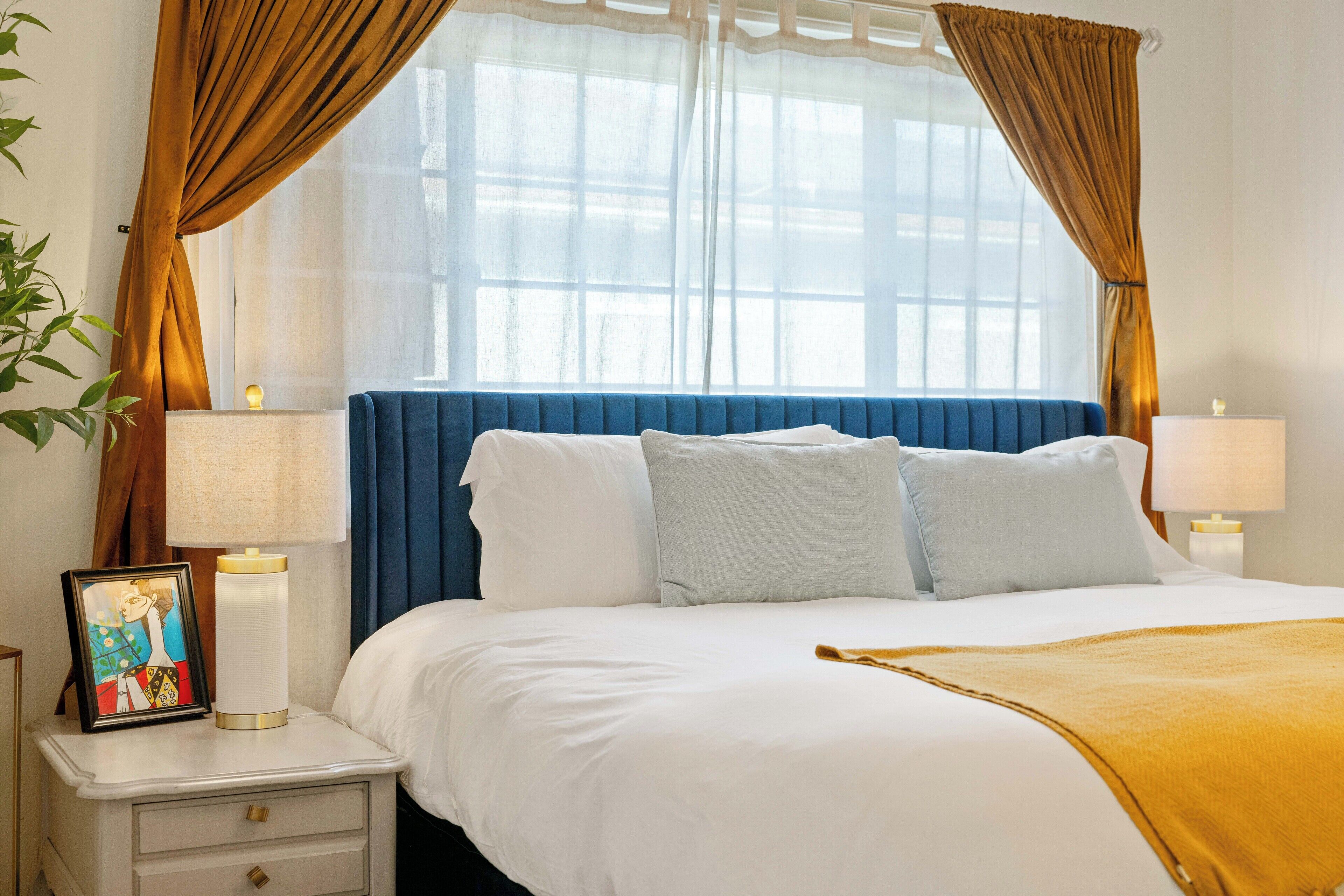 5 chambres, bureau, fer et planche à repasser, lit parapluie