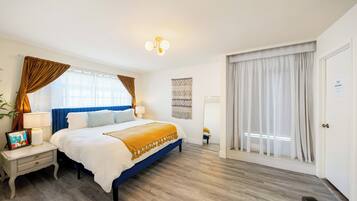 5 quartos, escrivaninha, ferros/tábuas de passar roupa, berço de viagem