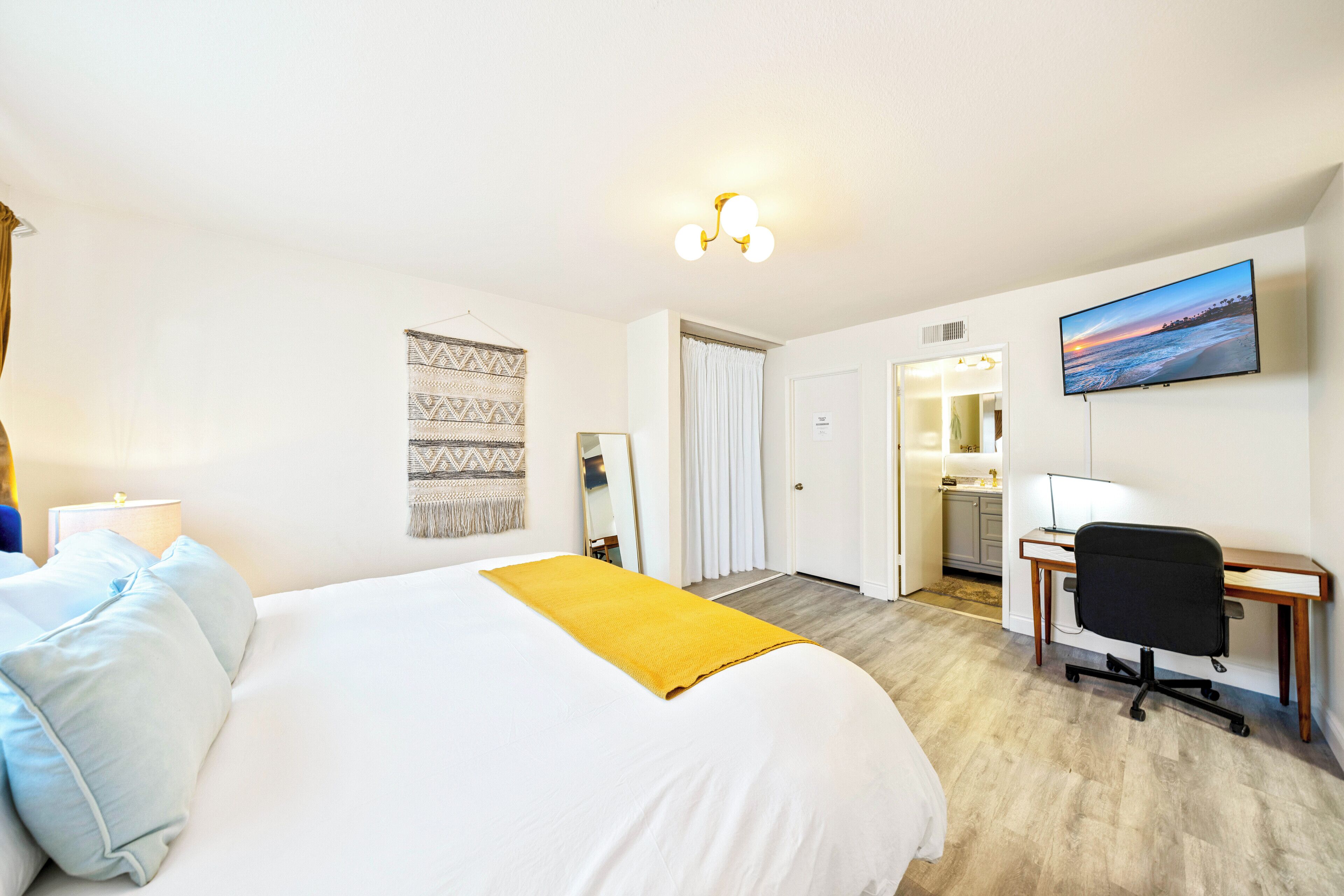 5 bedrooms, desk, iron/ironing board, travel cot
