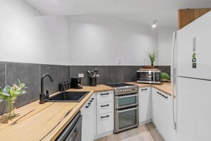 Frigorífico, microondas, horno y placa de cocina