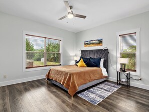 3 bedrooms, iron/ironing board, bed sheets - Cozy Retreat with Hot Tub  (Leicester)