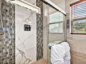 Dusche, Haartrockner, Handtücher, Seife