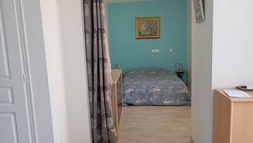 1 habitación, tabla de planchar con plancha y cuna de viaje