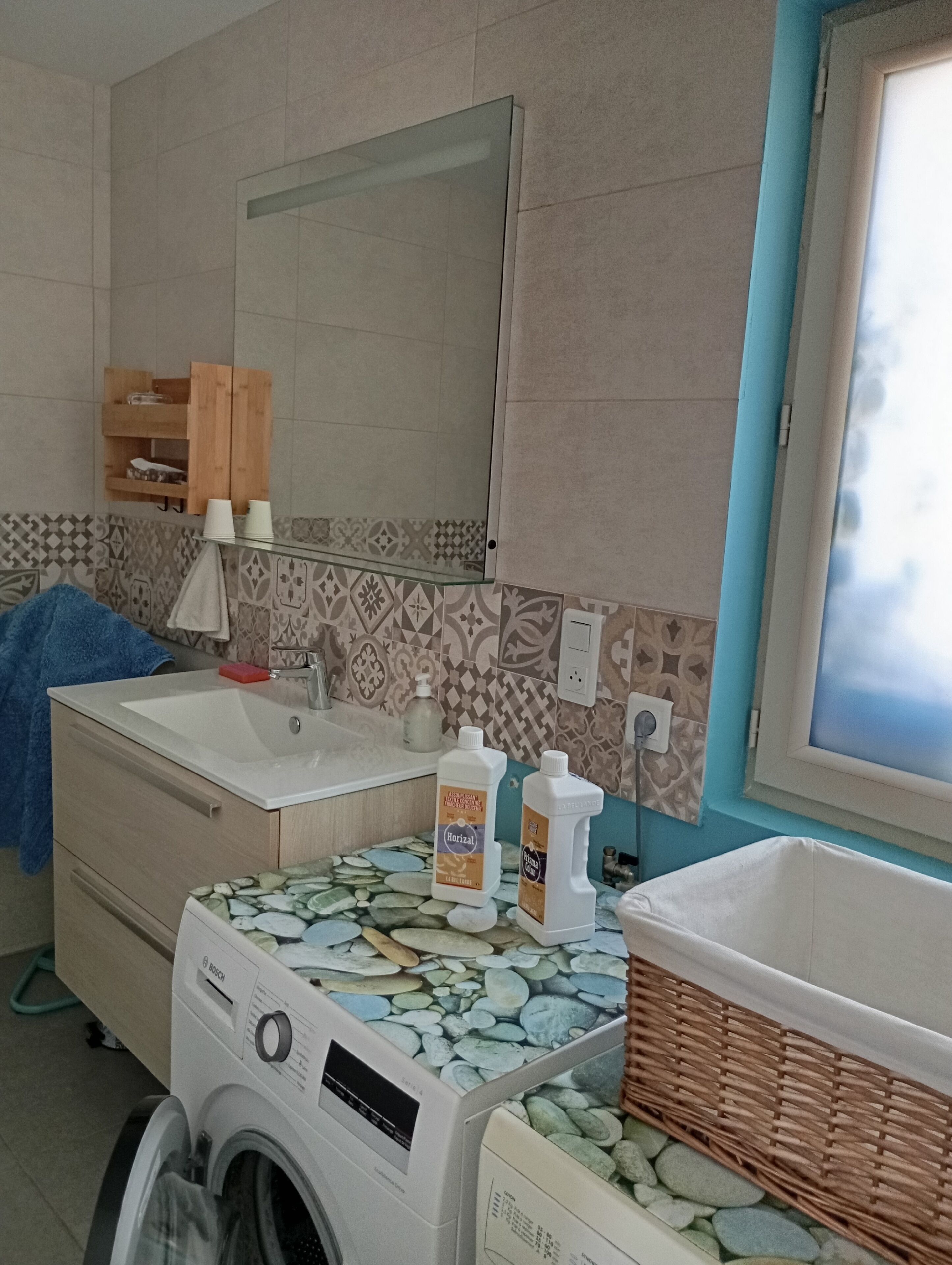 Douche, sèche-cheveux, serviettes fournies, savon