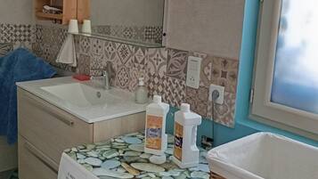 Regadera, secadora de cabello, toallas, jabón