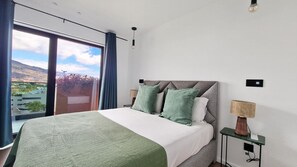 2 habitaciones, escritorio y tabla de planchar con plancha 
