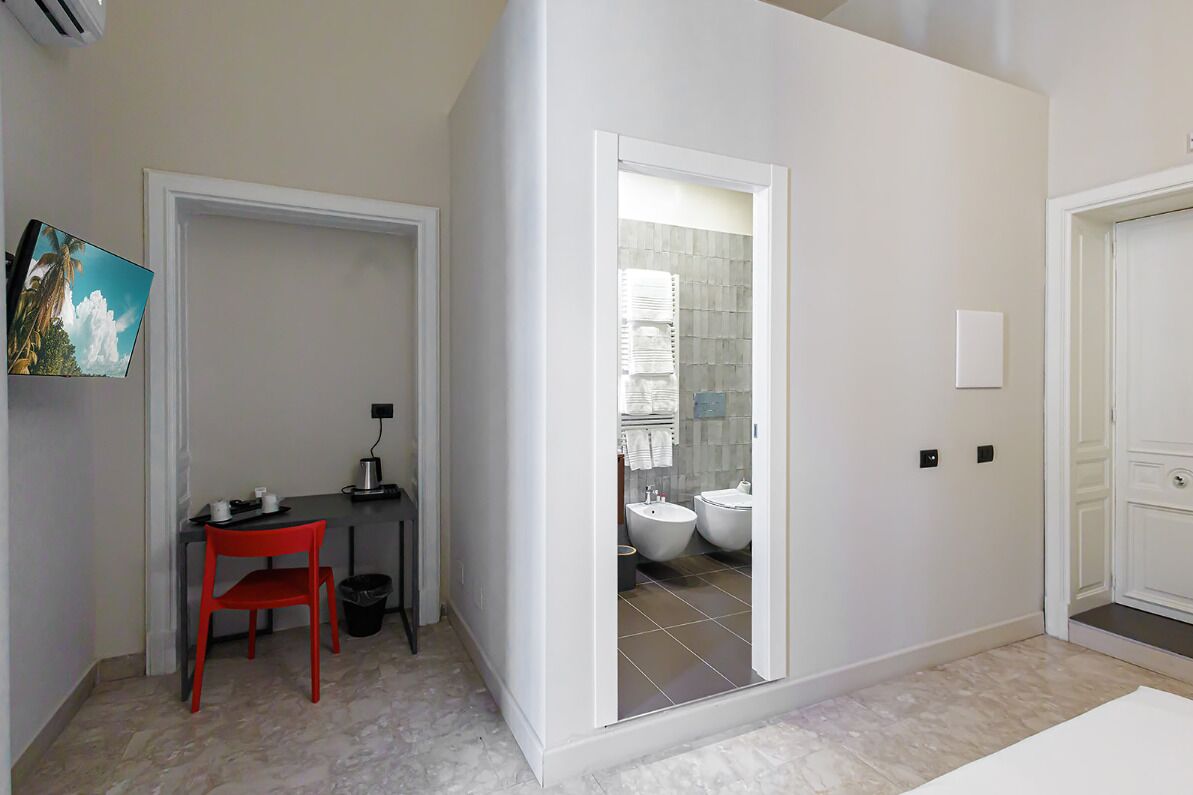 Ein modernes Badezimmer mit einer Duschkabine, einer Toilette und einem Waschbecken.