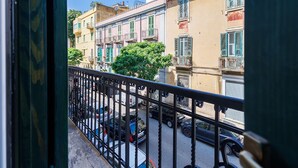 A balcony with a view of parked cars and buildings with balconies and shutters. - RV 2.0  (Messina)
