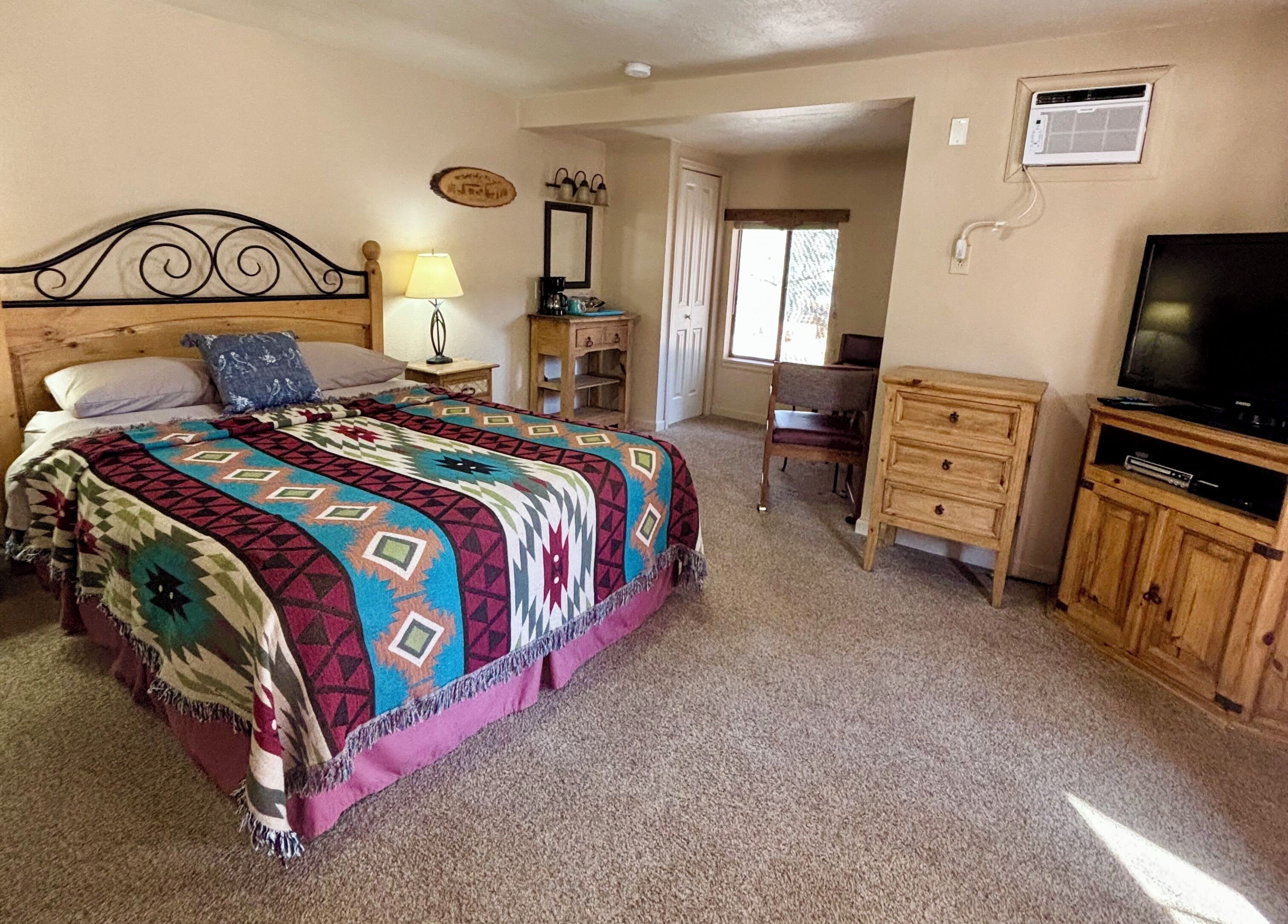 Habitació doble, 1 llit de matrimoni, bany privat | Mobiliari individual i espai de treball apte per a portàtils 