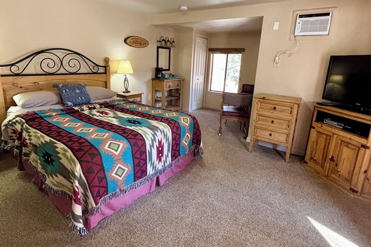 Double Room, 1 Queen Bed, Private Bathroom | Individually furnished, laptop workspace, free WiFi, bed sheets