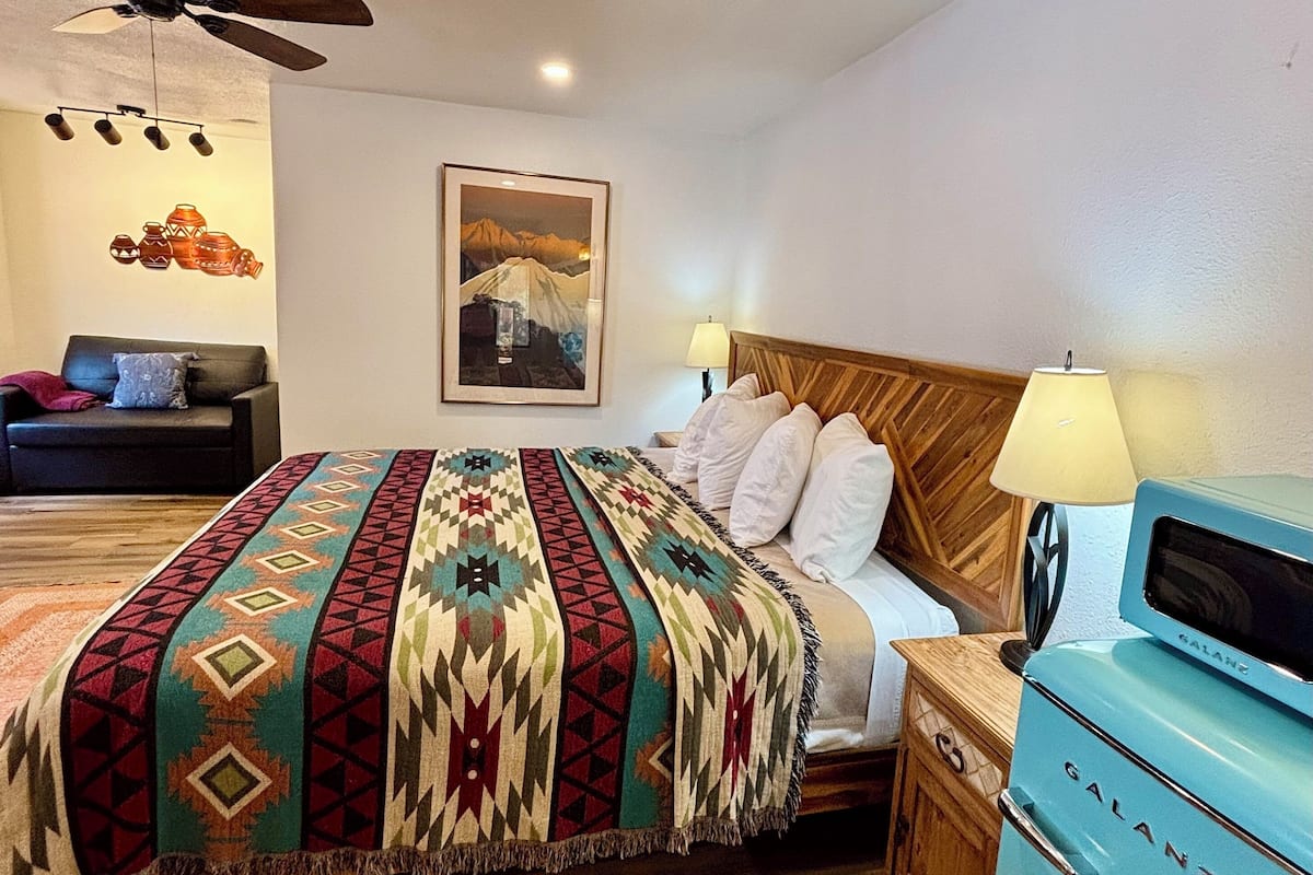 Deluxe Double Room, 1 King Bed, Private Bathroom | Laptop workspace, WiFi (free), individually furnished, bed sheets