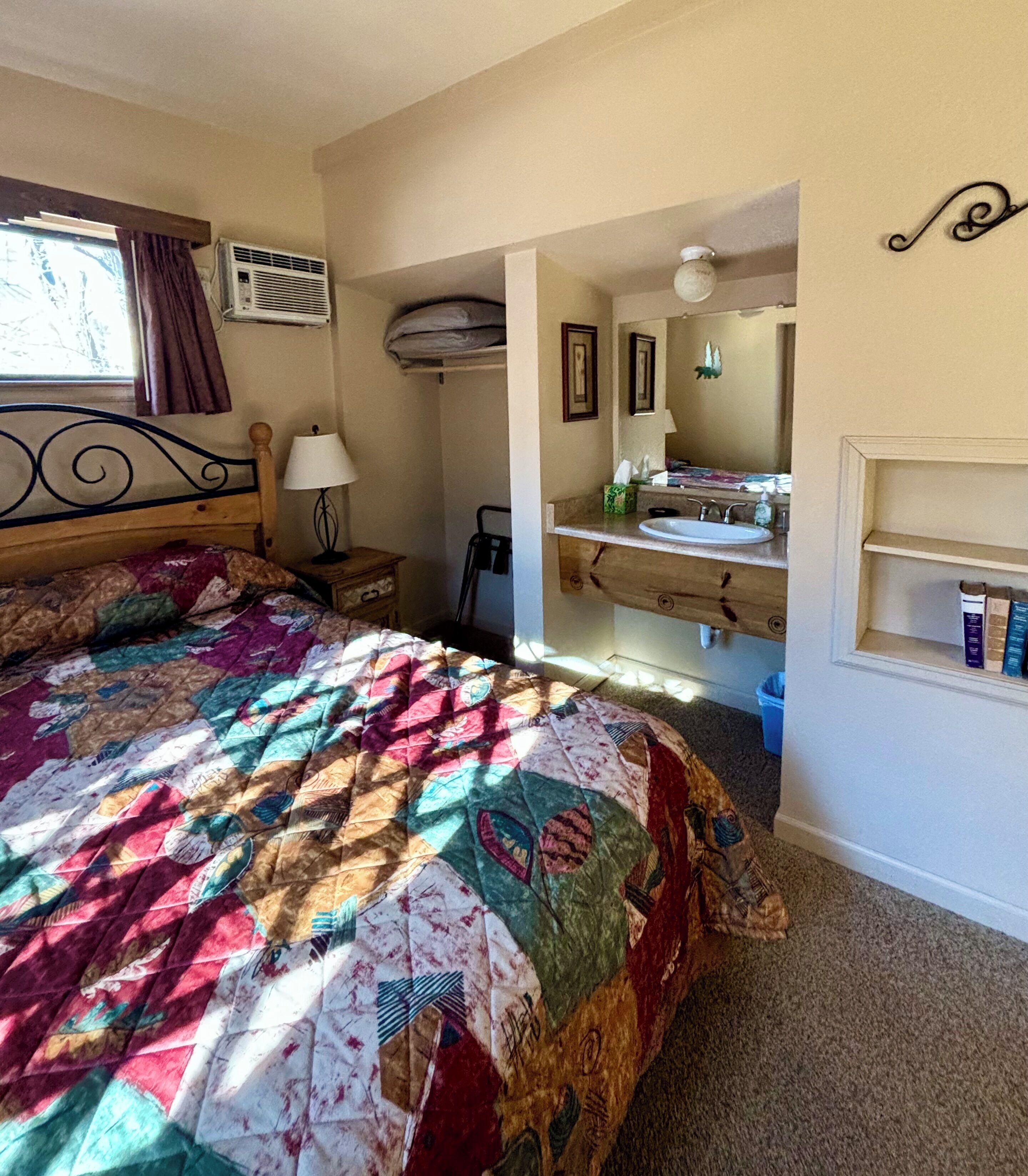 Habitació doble bàsica, 2 dormitoris | Mobiliari individual i espai de treball apte per a portàtils 