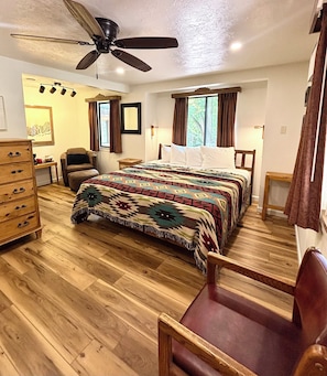 Deluxe Double Room, 1 King Bed, Private Bathroom | Individually furnished, laptop workspace, free WiFi, bed sheets - Town & Country Cottages (Manitou Springs)